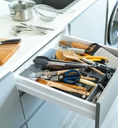 messy-kitchen-utensils-in-a-draw